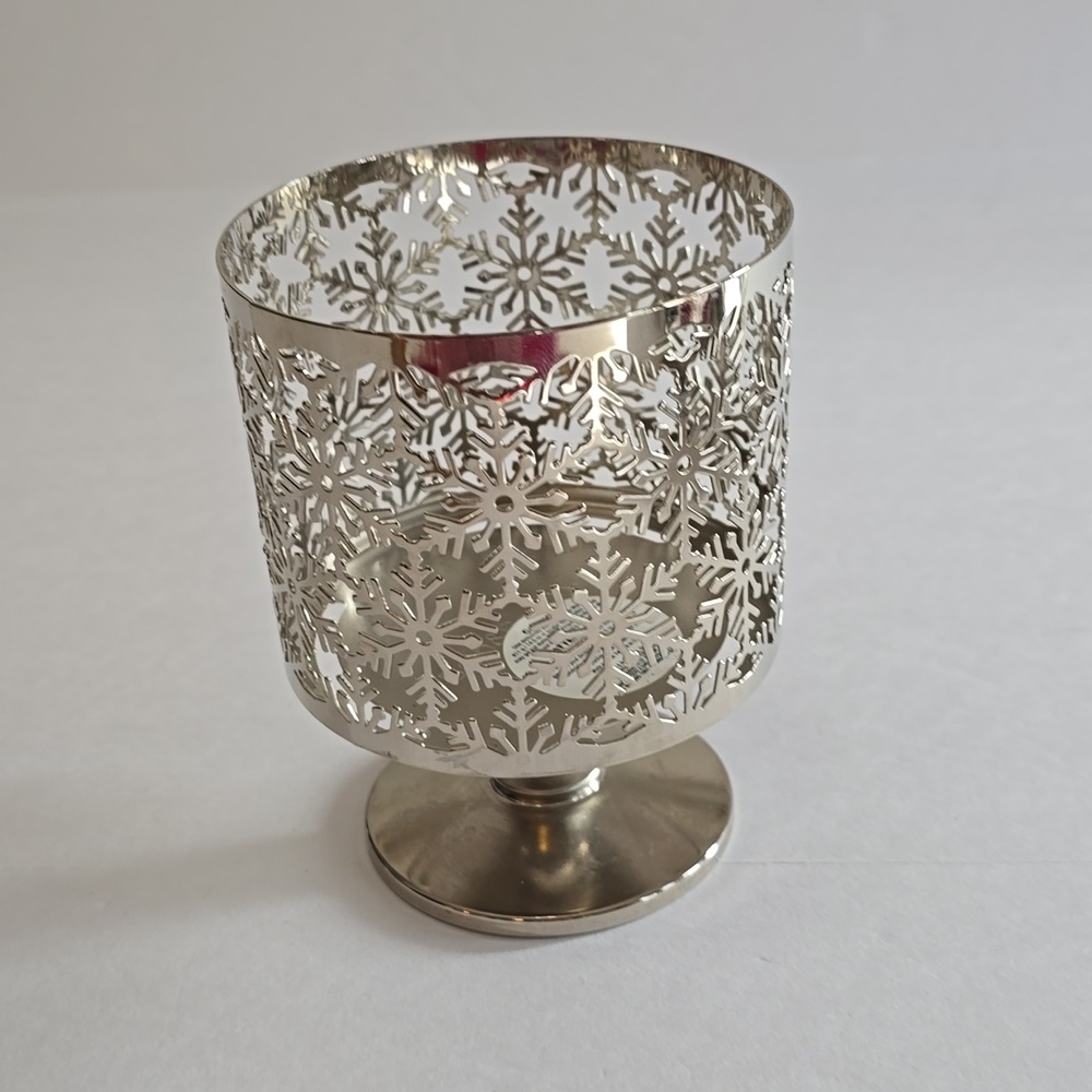 Bath & Body Works Silver Snowflakes Pedestal 3 Wick  Candleholder Sleeve Holiday